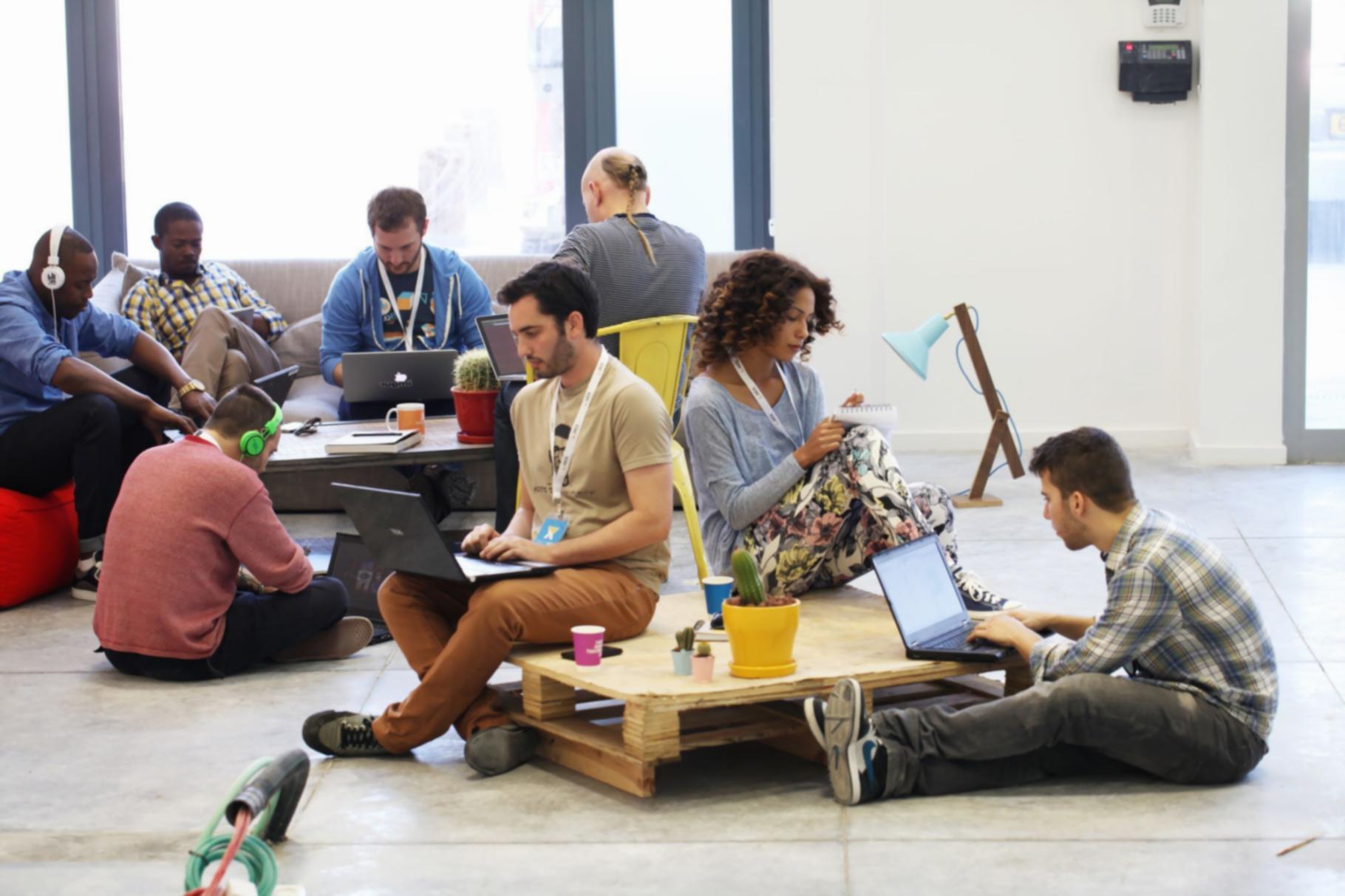 Affärsmöte med partners som diskuterar strategi