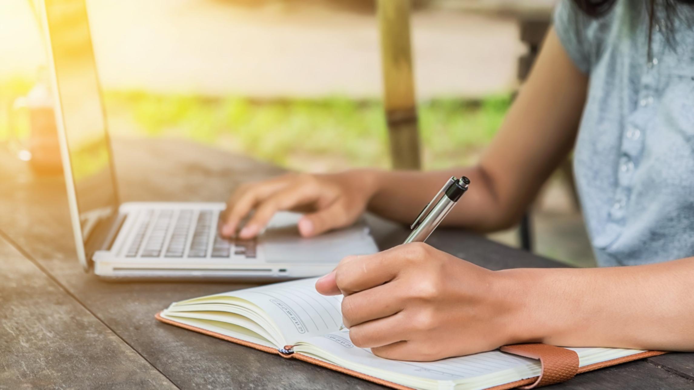 Deltagare i grupparbete under förhandlingssimulering