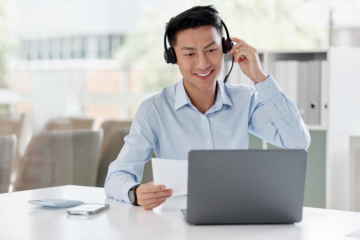 Handledare ger feedback till deltagare